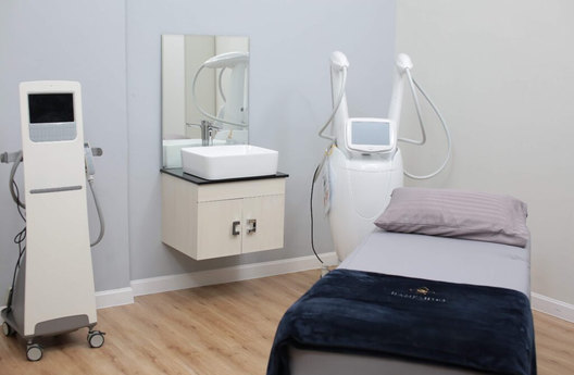 Treatment suite with treatment bed